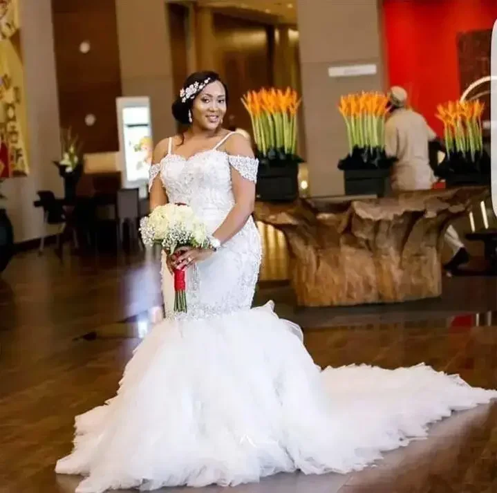 Suknia ślubna syrena plus size w afrykańskim stylu, na ramiączkach spaghetti, z koronkowymi aplikacjami, zdobieniami z koralików, krótkim rękawem, warstwowym tiulowym dołem i długą spódnicą.