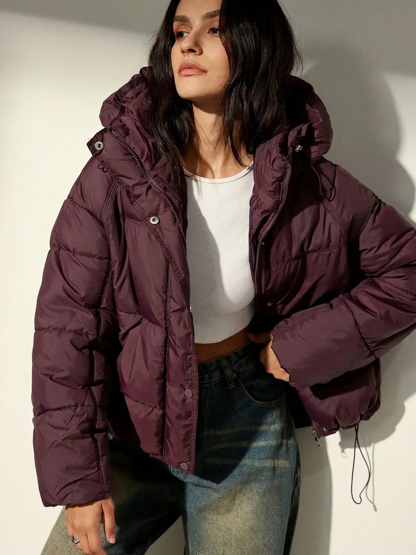 

Женская укороченная стеганая куртка-пуховик с капюшоном, теплая зимняя куртка цвета сливы