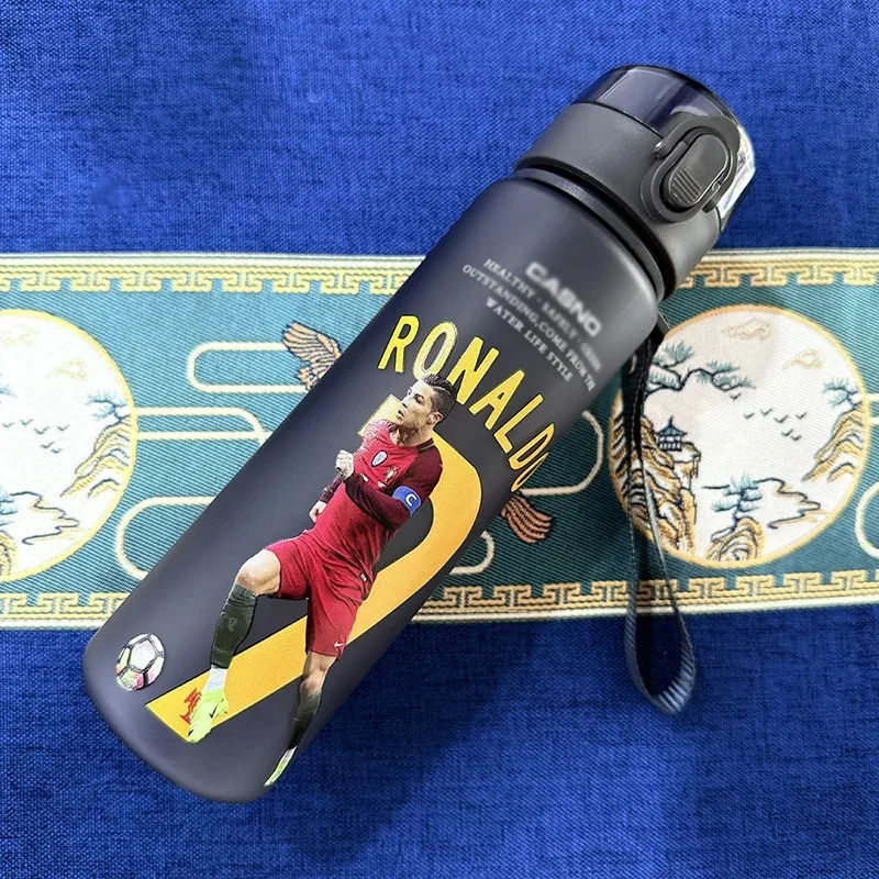 560MLFootball Star Messi Ronaldo Neymar taza de agua de gran capacidad para niños portátil de plástico para deportes al aire libre regalo de botella de agua