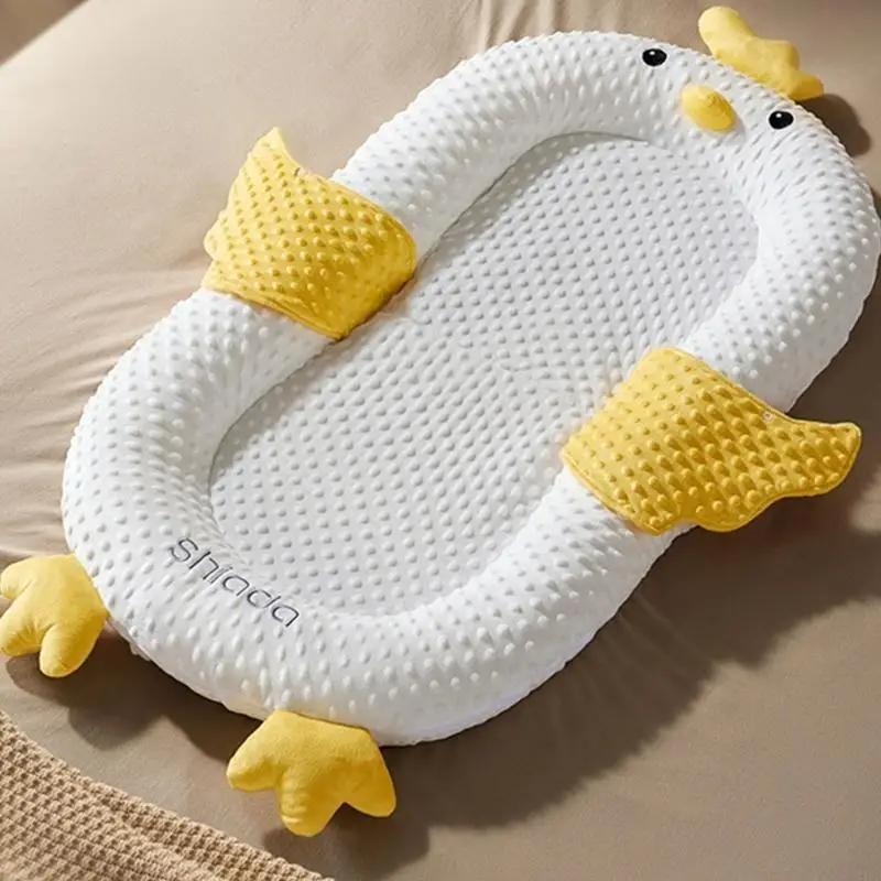 حل نوم حديثي الولادة أثناء السفر، سرير جميل مهدئ للأطفال في السرير يحاكي احتضان الوالدين مع حامل ألعاب 24BE