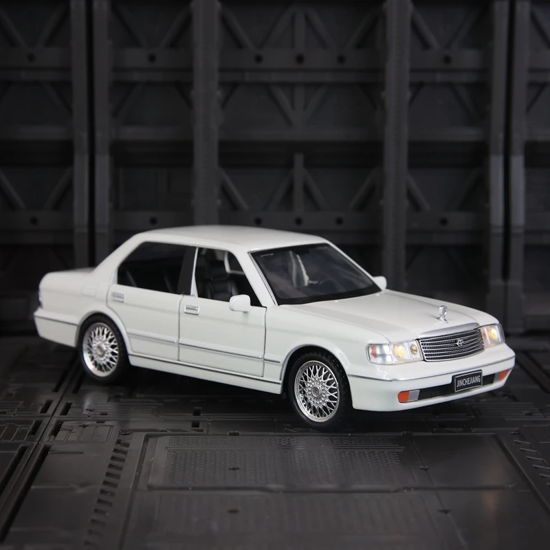 1:32 simulation Toyota Crown alloy car model, doors and engine hood, trunk can be opened has sound and lighting rich details