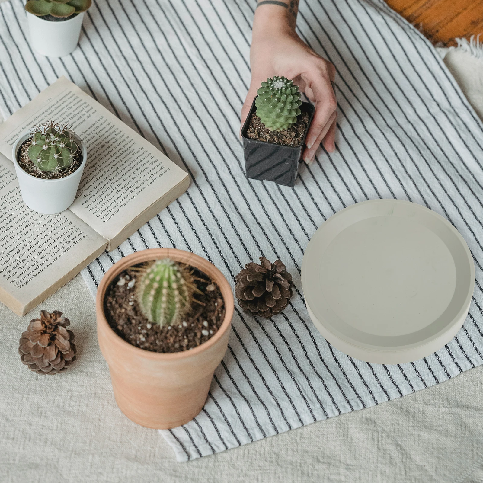 

Flowerpot Tray Movable Practical PP Material Gardening Pot Base Indoor Outdoor Plant Pot Water Tray Gardening Flowerpot Base