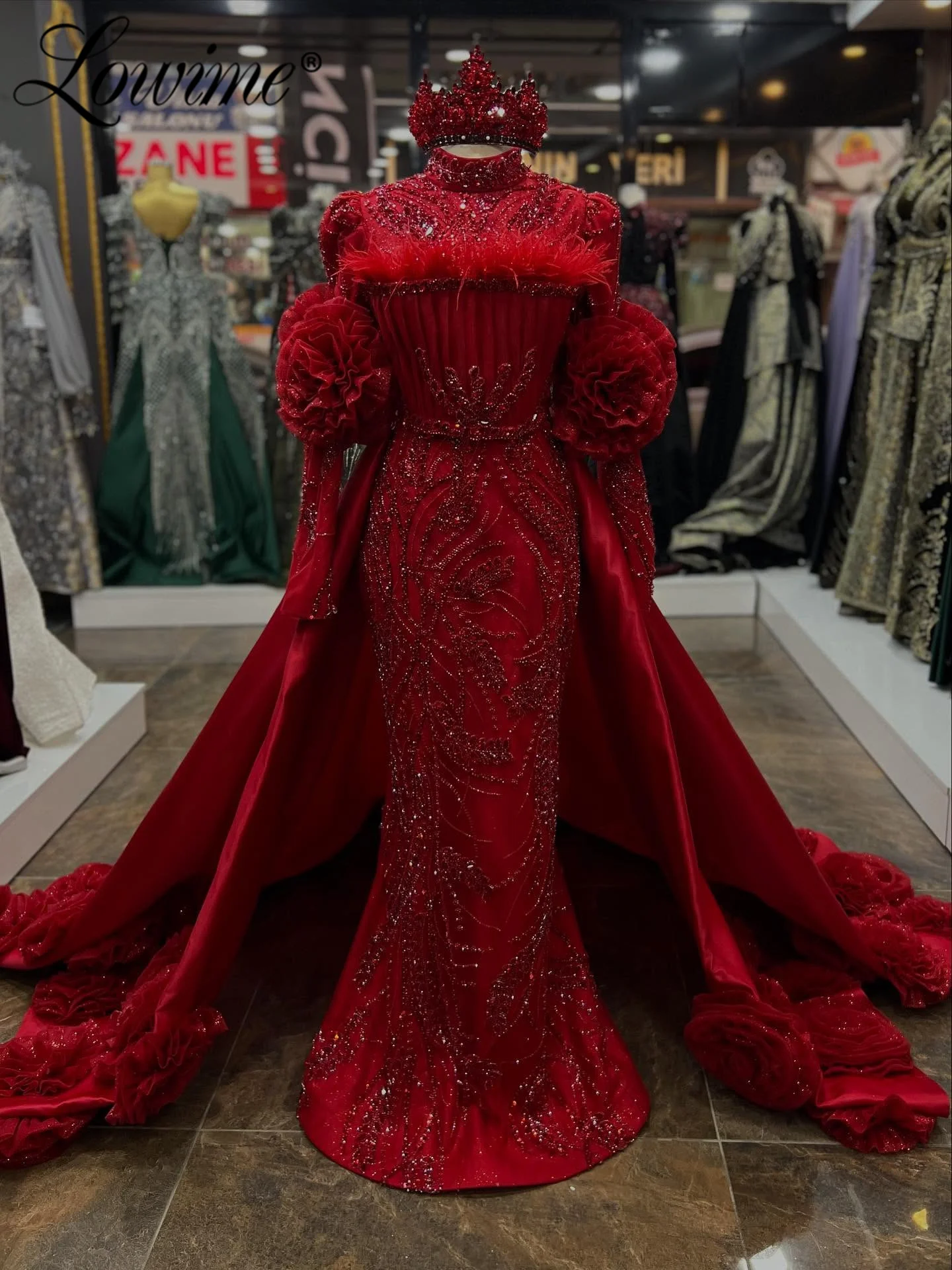 

2026 Burgundy Feathers Crystal Evening Dress Customized Long Sleeve Wedding Bride Party Dresses With Detachable Train Arabic