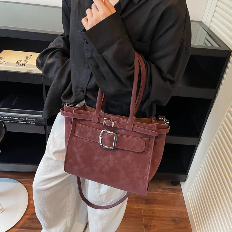 2025 automne et hiver nouveau Style Design élégant Faux daim carré épaule et sacs à bandoulière solide moraillon polyvalent sacs à main pour femmes