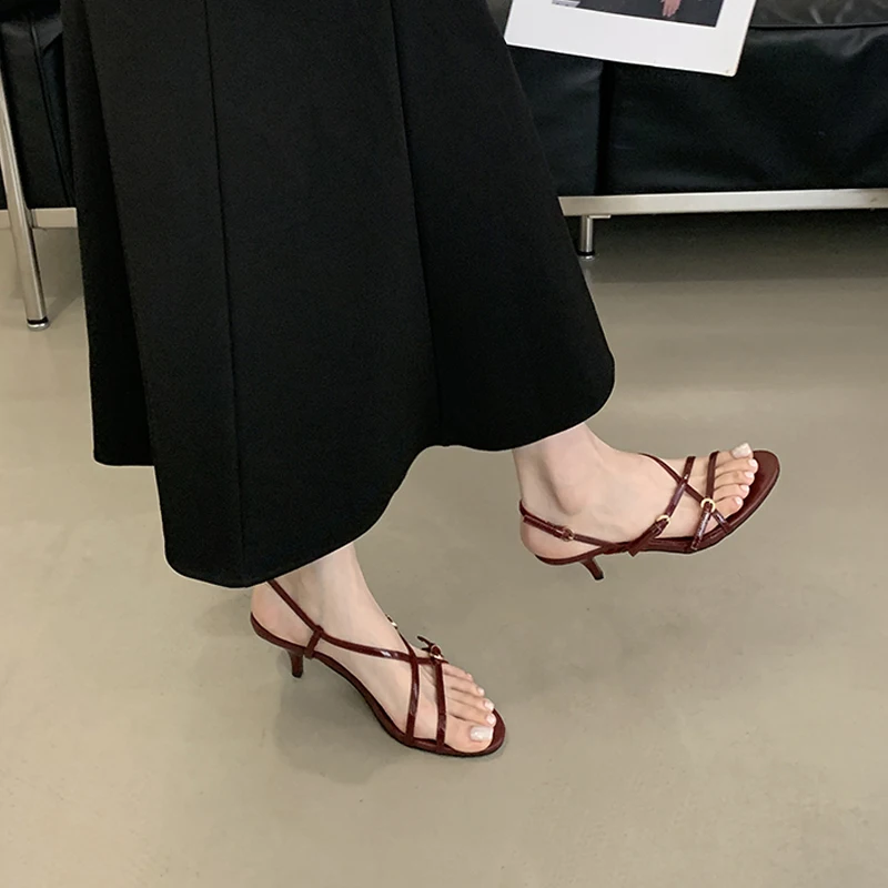 صنادل نسائية عصرية ذات شريط ضيق وحزام بإبزيم أنيقة مستديرة مفتوحة من الأمام وكعب منخفض رفيع أحذية غير رسمية للحفلات والولائم #3