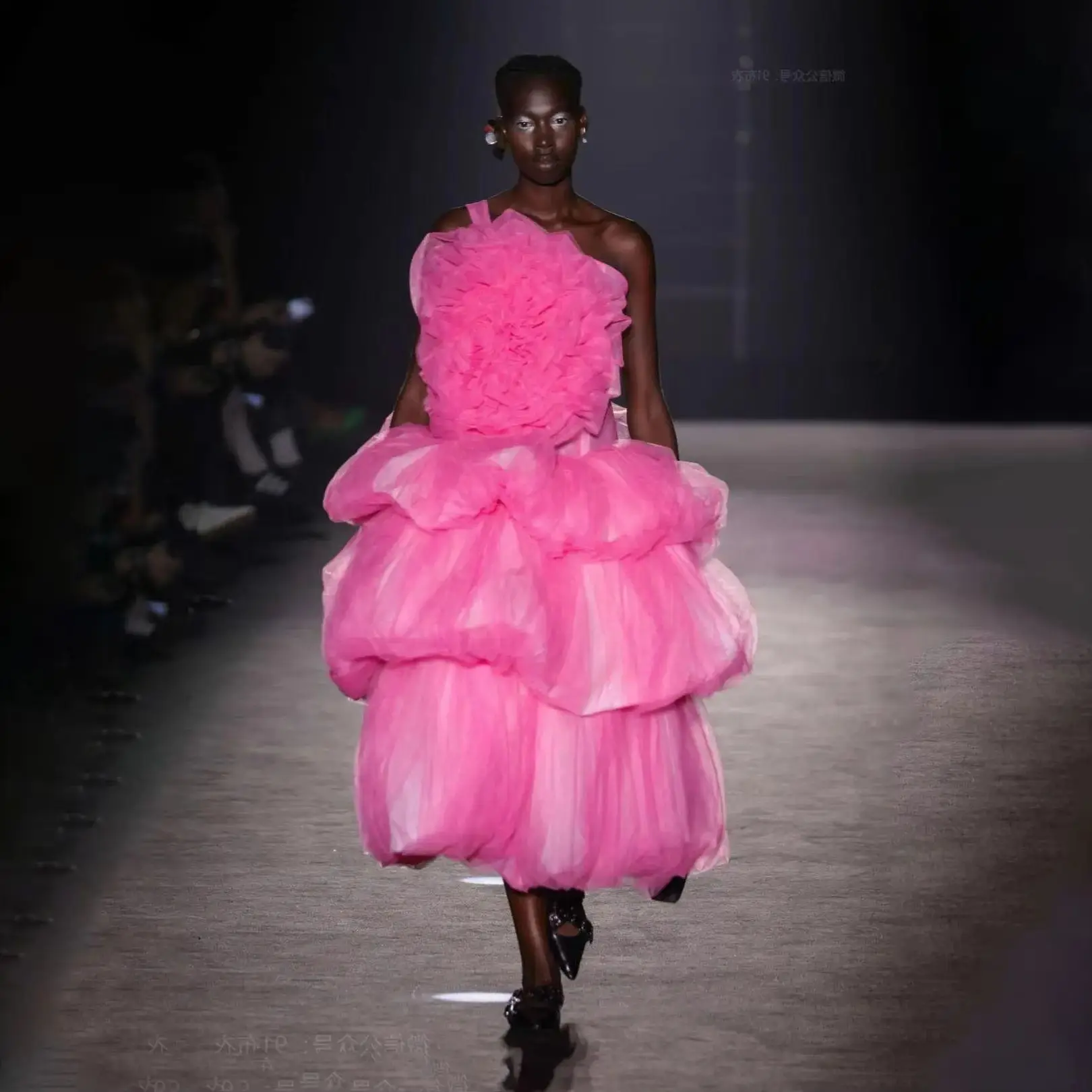 Pink One-Shoulder Ruffled Evening Dress Elegant Layered Tulle Prom Gown Mid-Length Customized Organza Party Dress