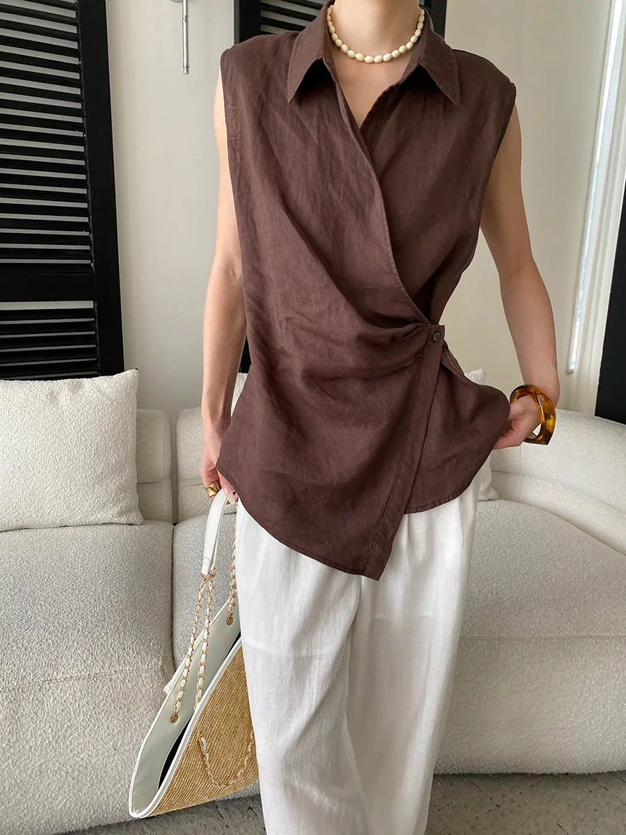 Sommerliches Damen-Freizeithemd in einfarbigem Design mit unregelmäßiger seitlicher Schnalle und umklappbarem Kragen, ärmellos – Detail 19