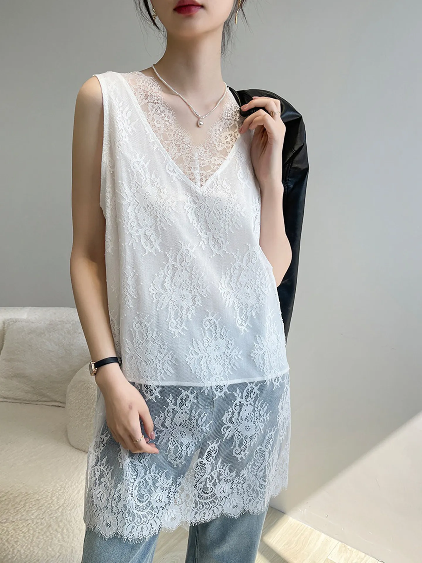 

Универсальный повседневный топ с кружевными вставками и V-образным вырезом, новинка весны, элегантная базовая блузка, универсальная летняя шелковая женская майка