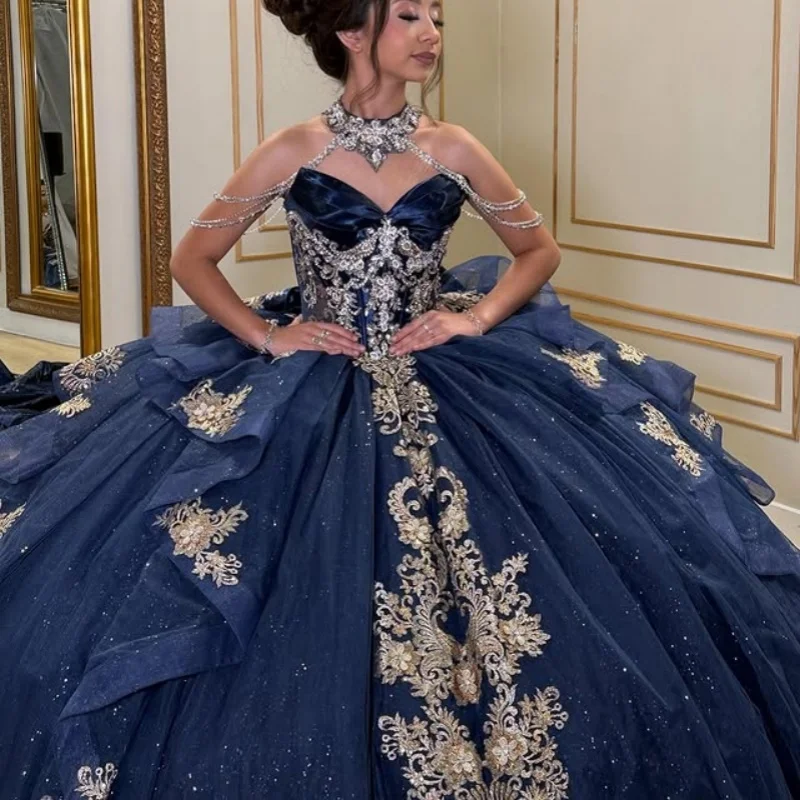 Robe Quinceanera bleu foncé brillant, épaules dénudées, dentelle superposition, paillettes, décalcomanie, longue queue, nœud, robes de 15 Quinceanera ﻿ Personnaliser