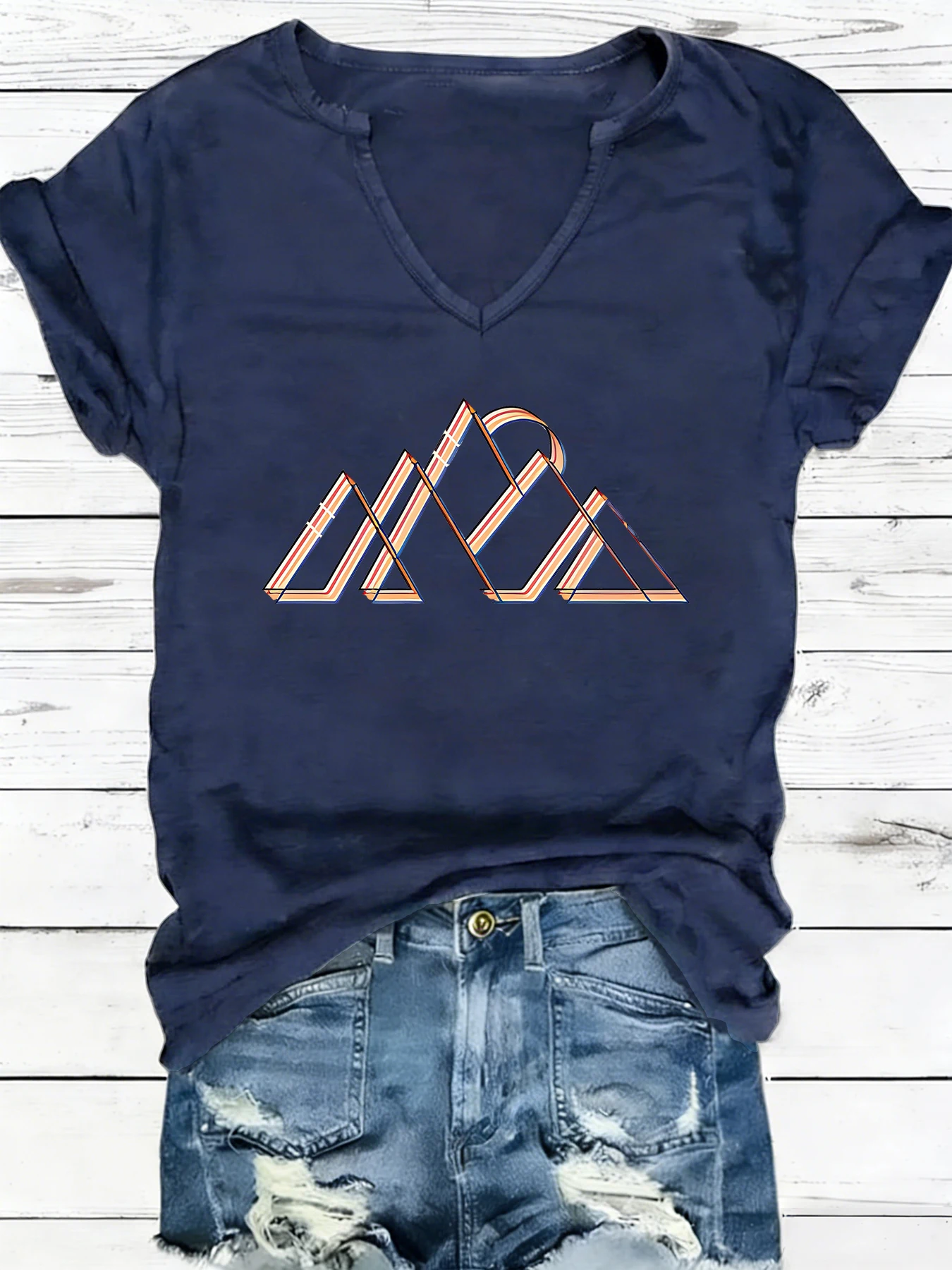 Geometric stripe three-dimensional mountain pattern printed V-neck short-sleeved T-shirt for women, suitable for summer wear
