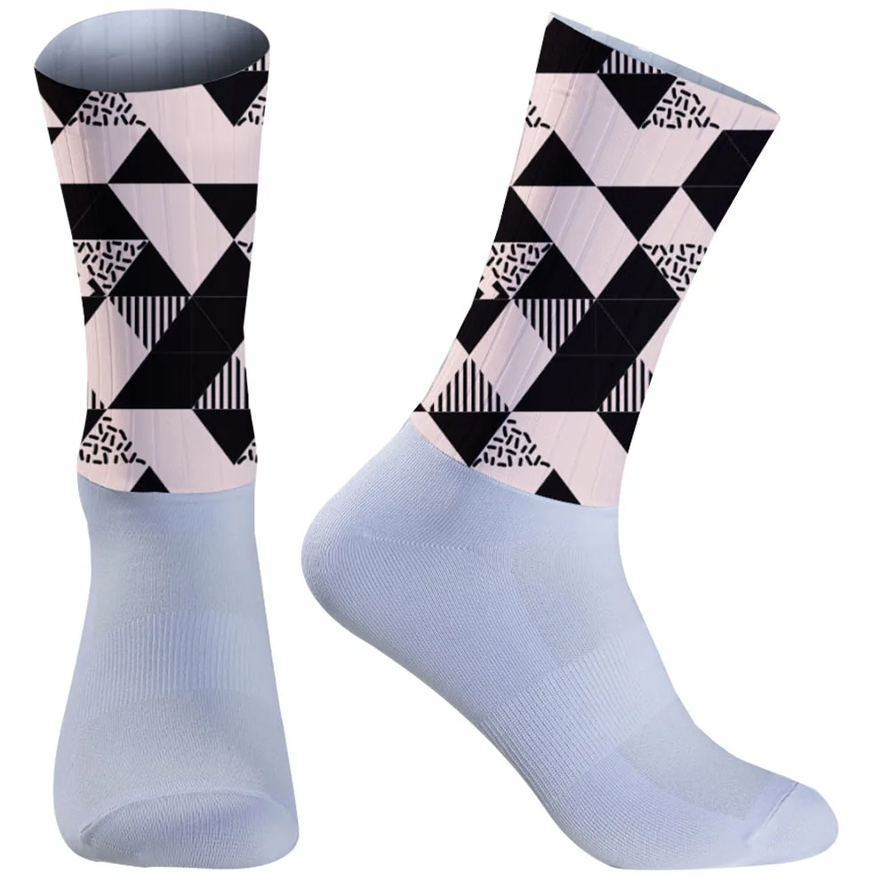 

Новые четырехсезонные универсальные велосипедные носки 2025 года подходят для тепла, воздухопроницаемости, противоскользящего силикона и поддержки свода стопы.