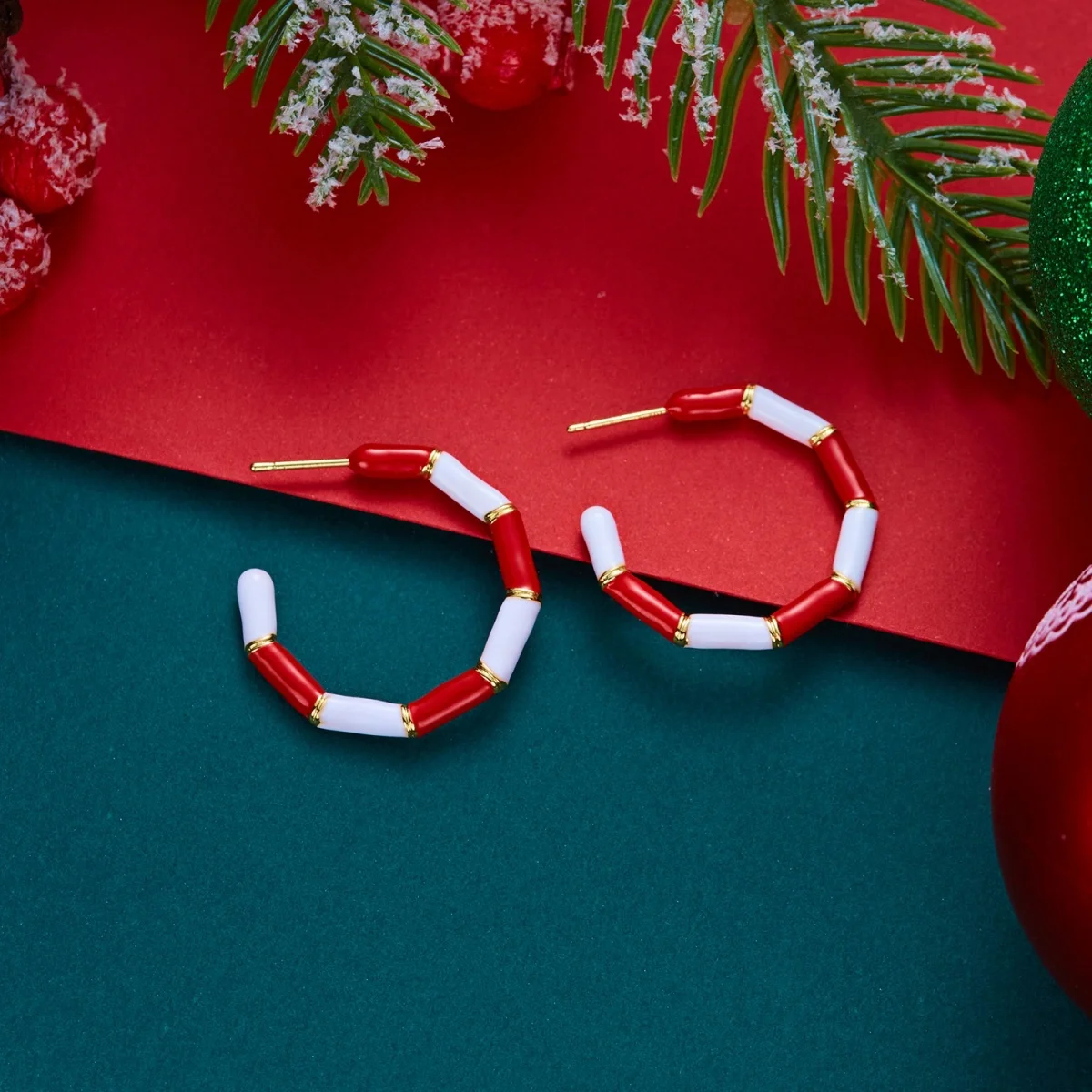 Weihnachtliche, rot-grüne, emaillierte, gedrehte C-förmige Ohrstecker für Damen, unregelmäßige Kreisohrringe, Schmuckgeschenk für Feiertage und Neujahrspartys – Detail 20