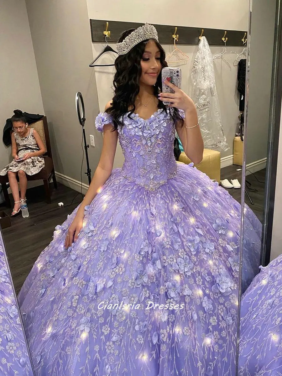 Vestidos de Quinceañera de encaje Floral de cristal lavanda, vestido de baile sin hombros, flores hechas a mano, dulces 15, Vestidos de fiesta de XV Años