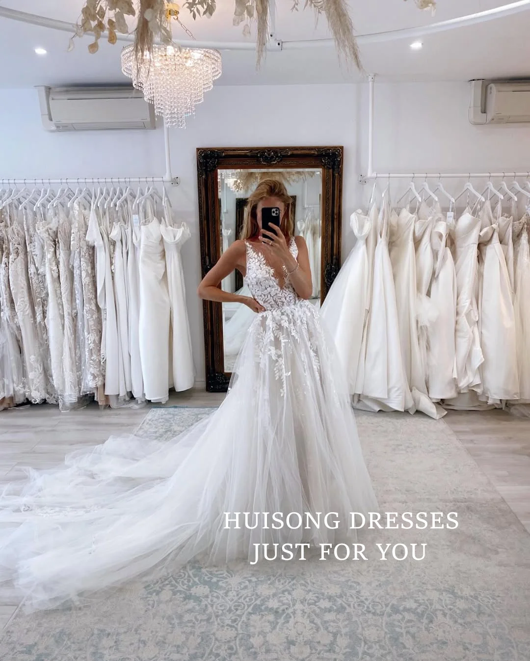 

HUISONG Customized Boho Wedding Dresses Lace Appliques V-Neck Spaghetti Straps Sleeveless A-Line Beach Bridal Gown vestidos