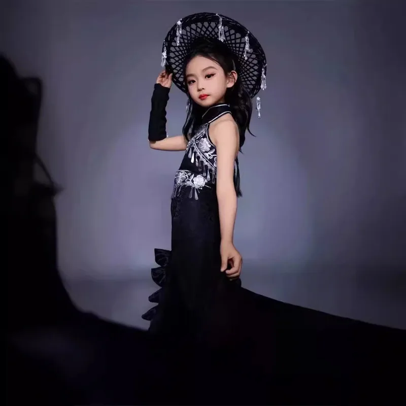 Mädchen-Kleidung im ethnischen Stil, trendige Kleidung, ärmellose Weste, Schlepprock, Schwarz-Weiß-Farbschema, Frühling und Sommer, Middlen