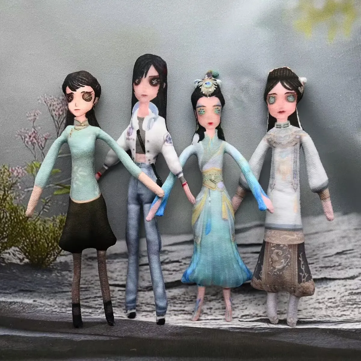 "Identity V", "Antique Dealer", muñecos esqueléticos abstractos con cables de hierro móviles en las manos y los pies, se pueden dar forma libremente