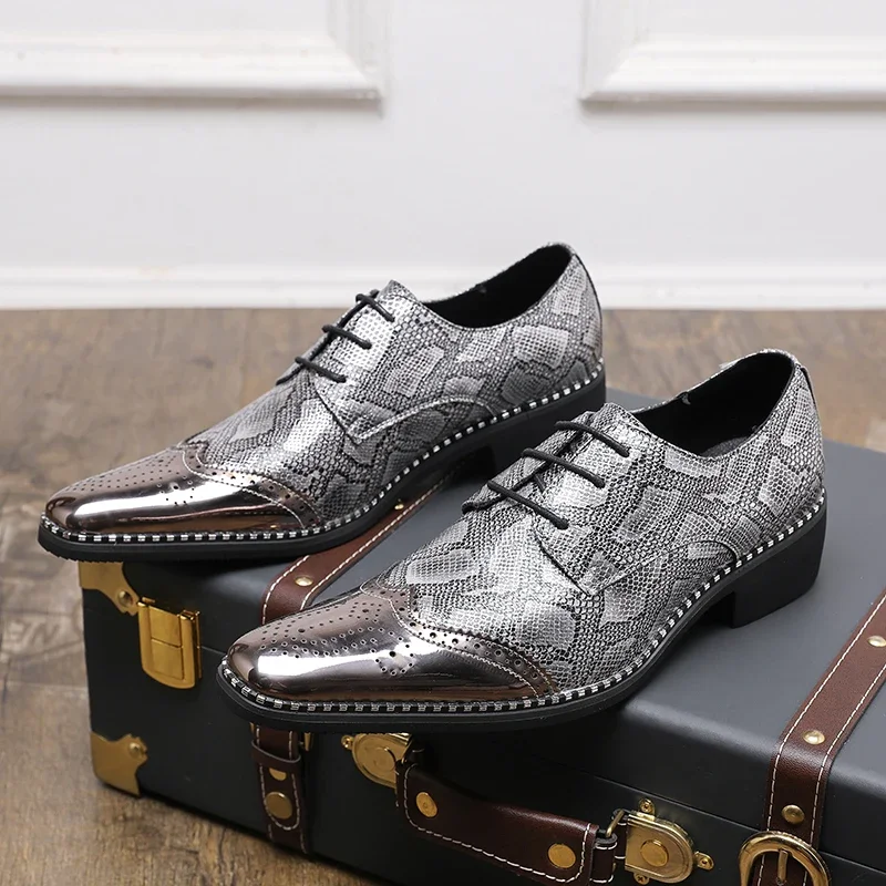 2025 Uomo Oro Argento Pelle di serpente Pelle verniciata Casual Scarpe brogue Abito da sposa formale Ritorno a casa Calzature Zapatos Hombre