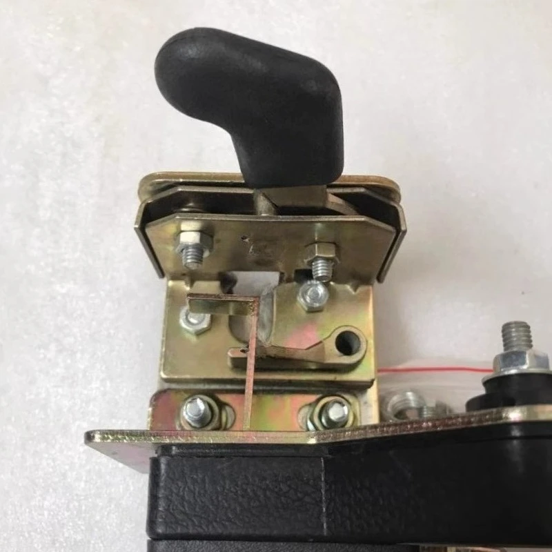 Left Door Latch Assembly for Deere 904/1104/1054/1204/1354/6B904/5- 4