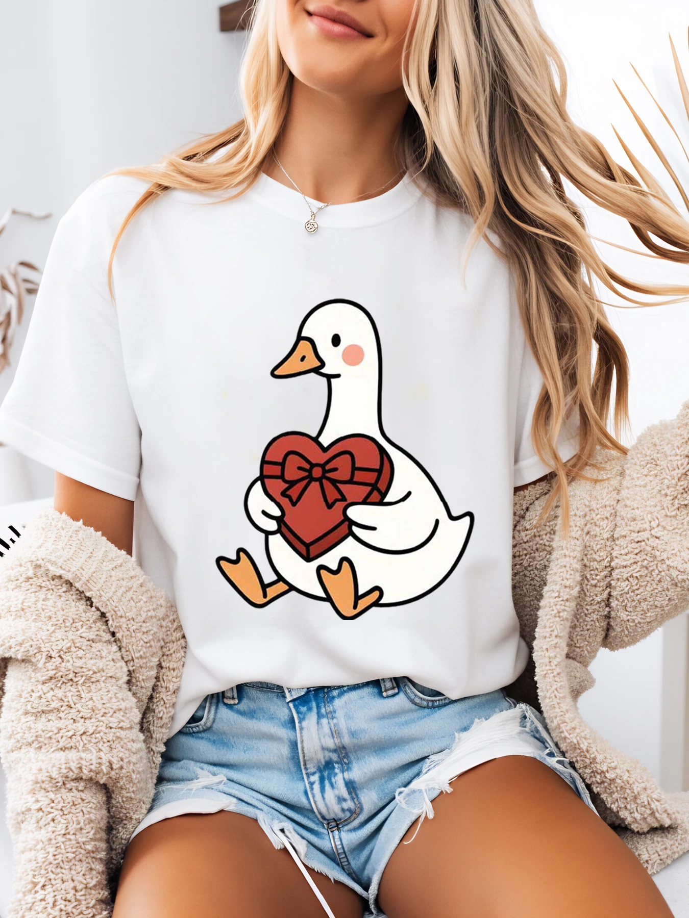 Koszulka damska z nadrukiem na Walentynki: kaczka trzymająca serce w pudełku, biała, plus size, odzież codzienna.