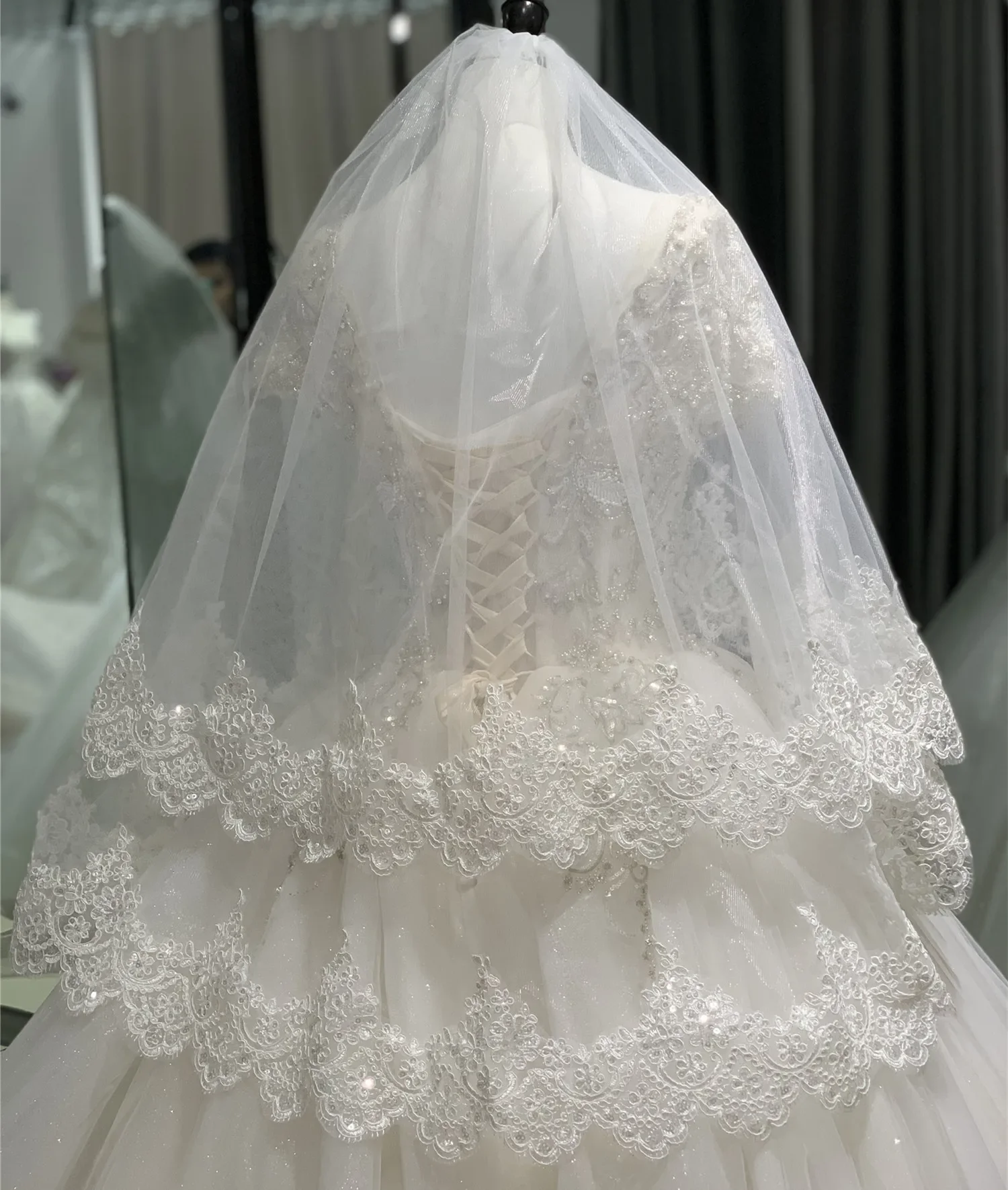 Luxury Embroidered White Lace Two- layers Tulle Wedding Veil With Comb Metal Hair Comb Short Bridal Veils