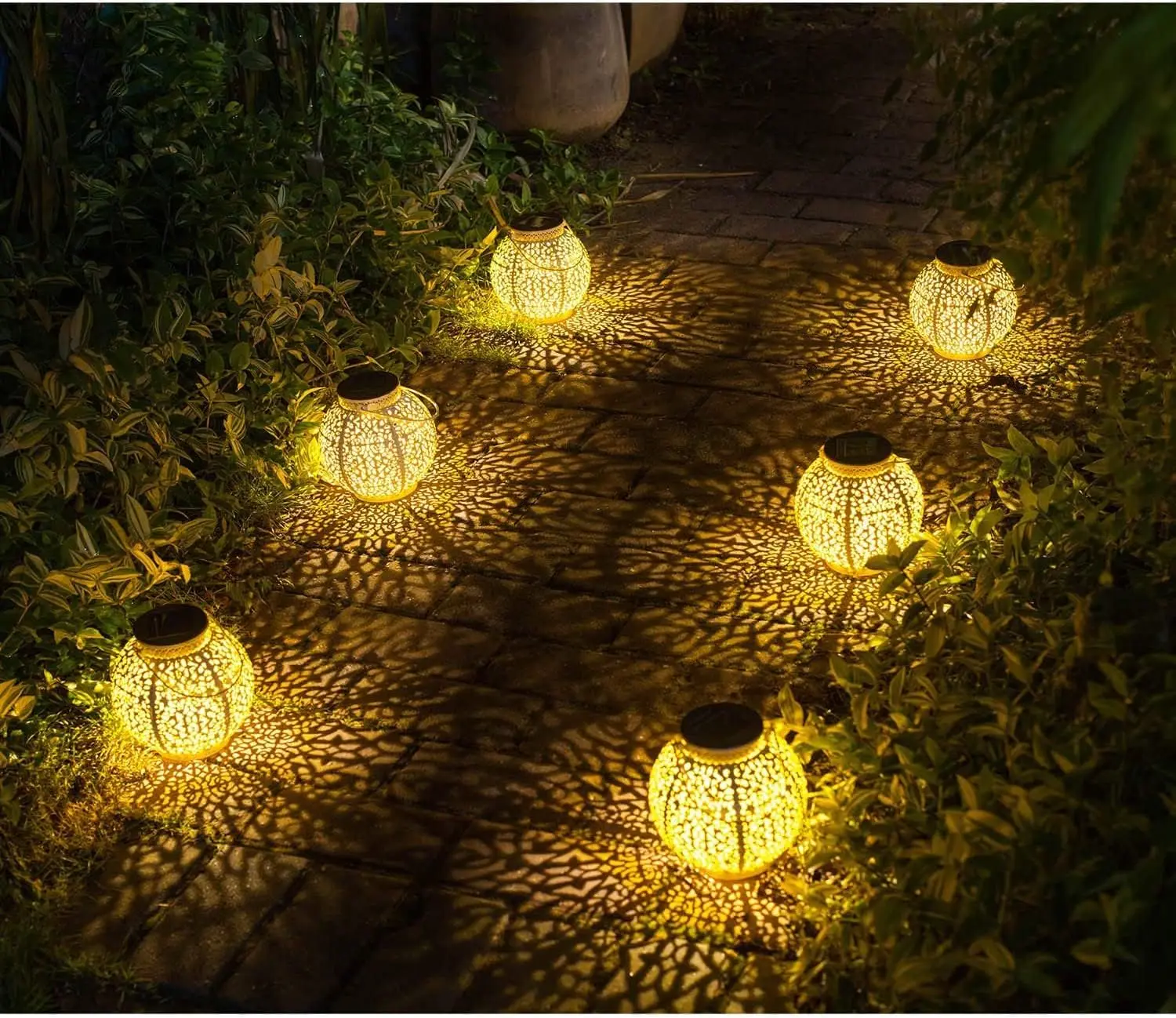 โคมไฟแขวนโซลาร์เซลล์ LED แบบวินเทจ โครงเหล็กกลวงลายศิลปะ โคมไฟฉายภาพสไตล์ชาติพันธุ์ สำหรับตกแต่งสวน ลานบ้าน และเทศกาลคริสต์มาส