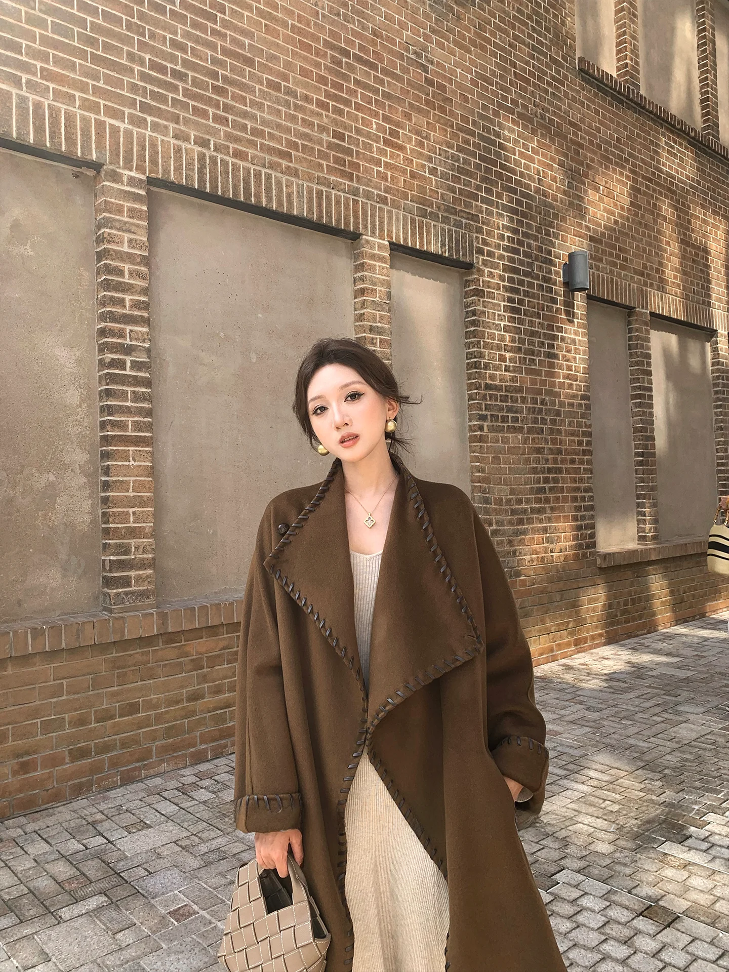 

Двухцветное шерстяное пальто ручной работы из кожи и дерева «Тина Фейри» для женщин среднего возраста, средней длины