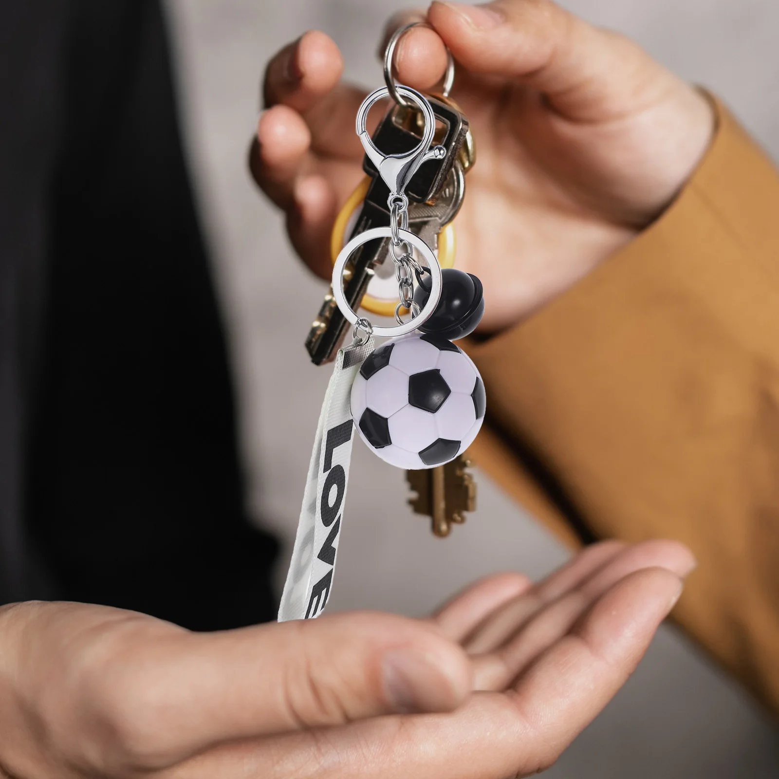 

5pcs Soccer Keychains Corrosion Resistant Key Chain for Sports Fans Men Car Bag Charm Football Team Gift Nickel Free