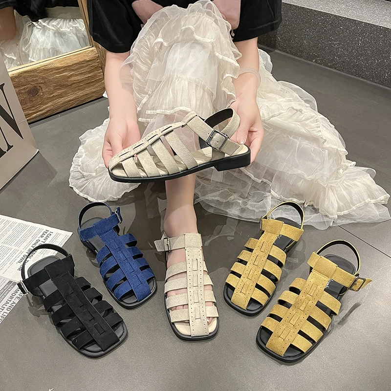 

Ретро французские сандалии на плоской подошве из мягкой кожи, лето 2023, новые полые дышащие повседневные сандалии Baotou в римском стиле