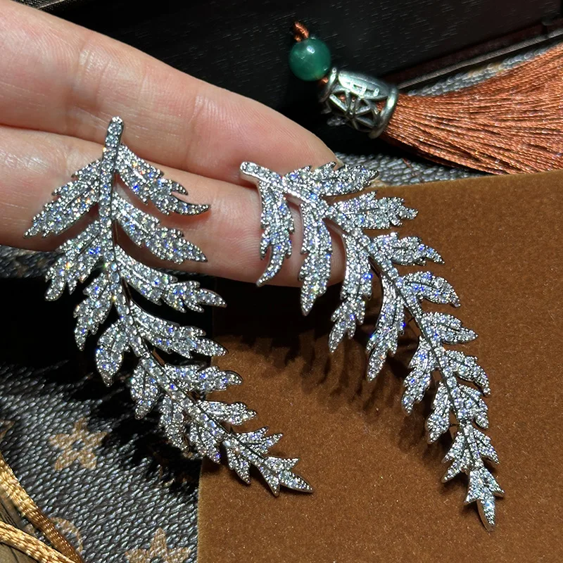 

Женские новые серьги-гвоздики с листьями циркона 2025л.