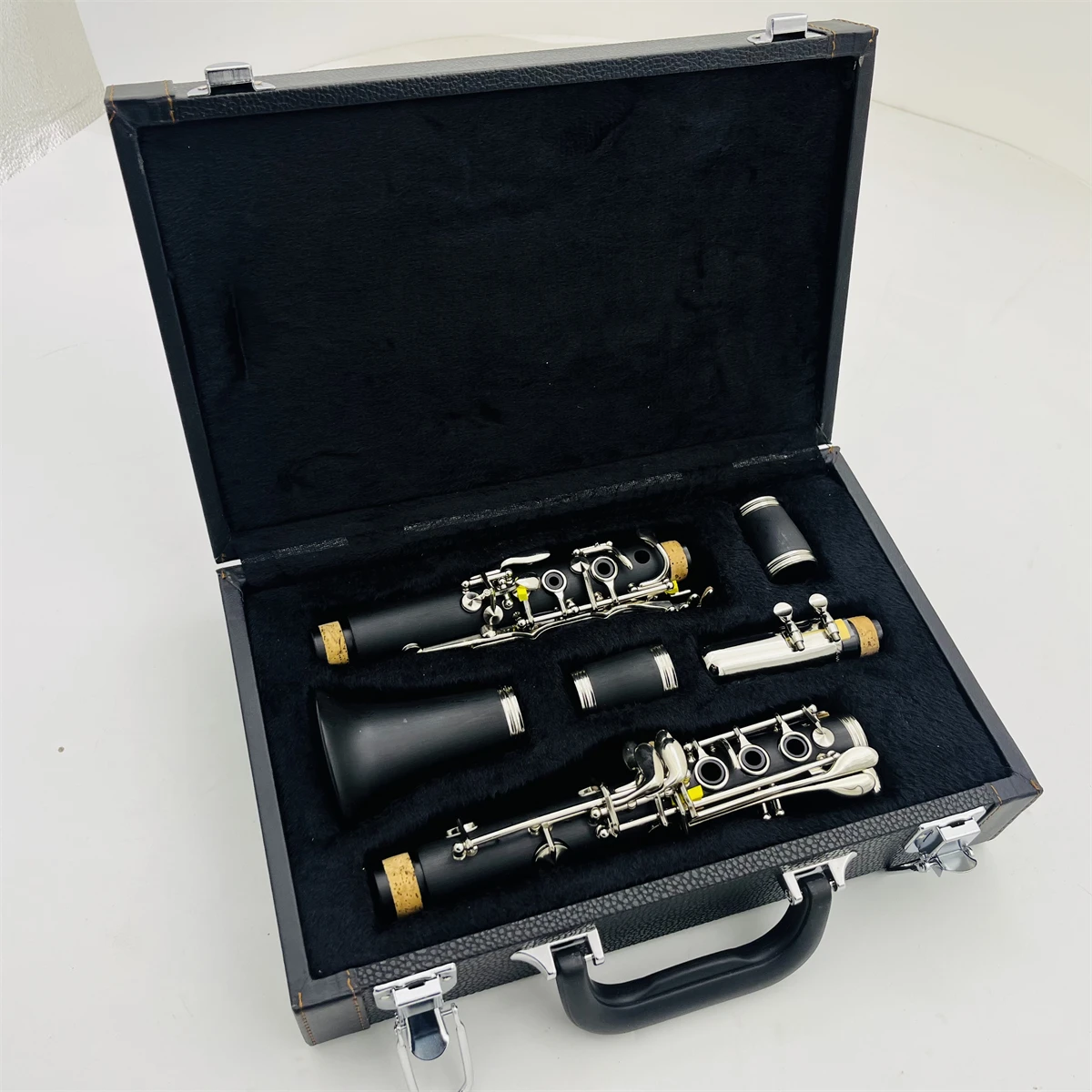 

Real Pictures Bakelite Wood Clarinet C Tune 17 Keys Professional musical instrument With Case Free Shipping