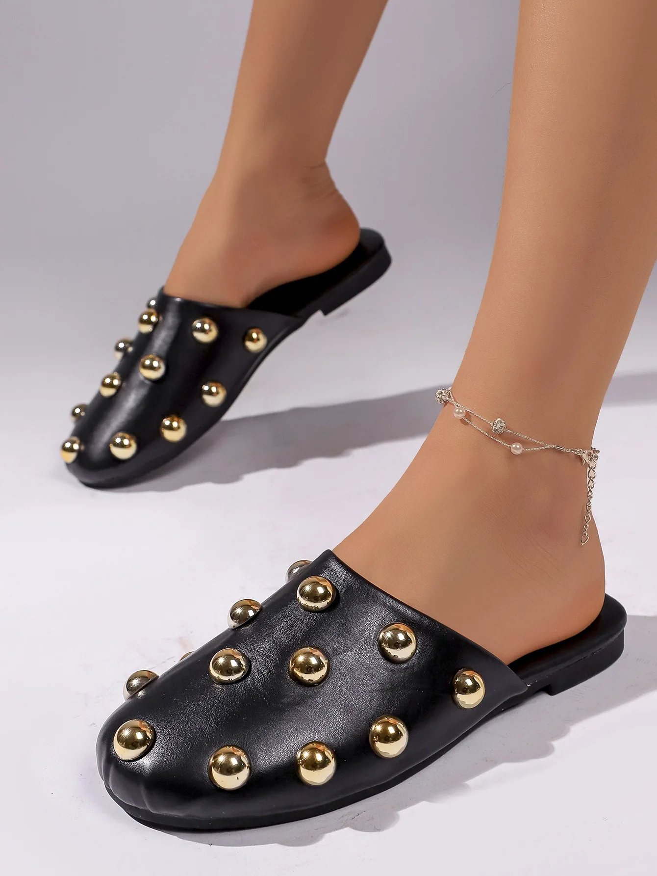 Bequeme Slip-On-Sandalen mit Metallnieten, lässige, abgedeckte Zehenpartie, weiche Gummisohle, flache Schuhe für den Alltag – Detail 25