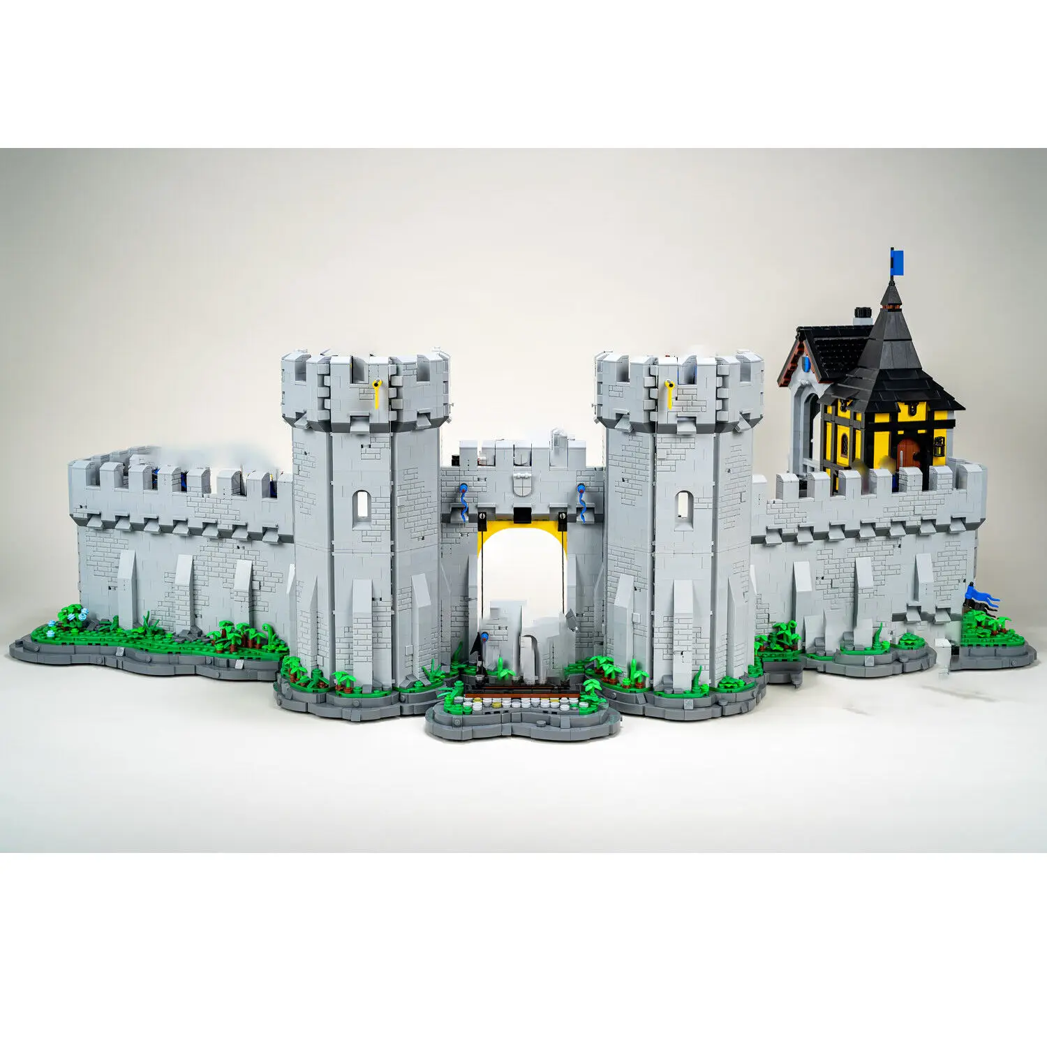 Classic Castle with Detailed Exteriors & Interiors 10913 Pieces MOC