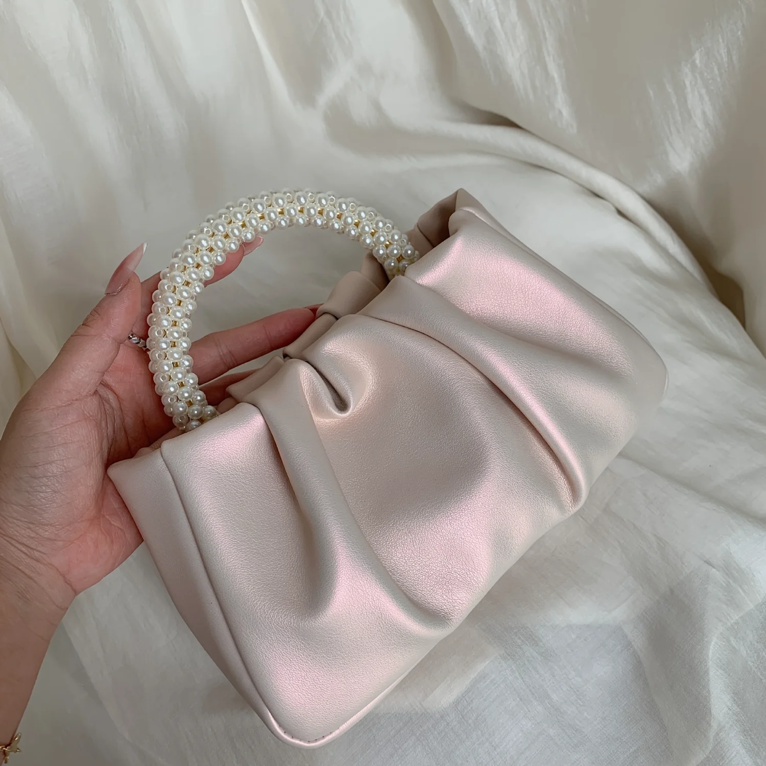 Elegant Cloud Ruched Handbag with Faux Pearl Evening Purse - Fashion Pleated Clutch Bag for Women, Ideal for Carnival, Mardi Gra