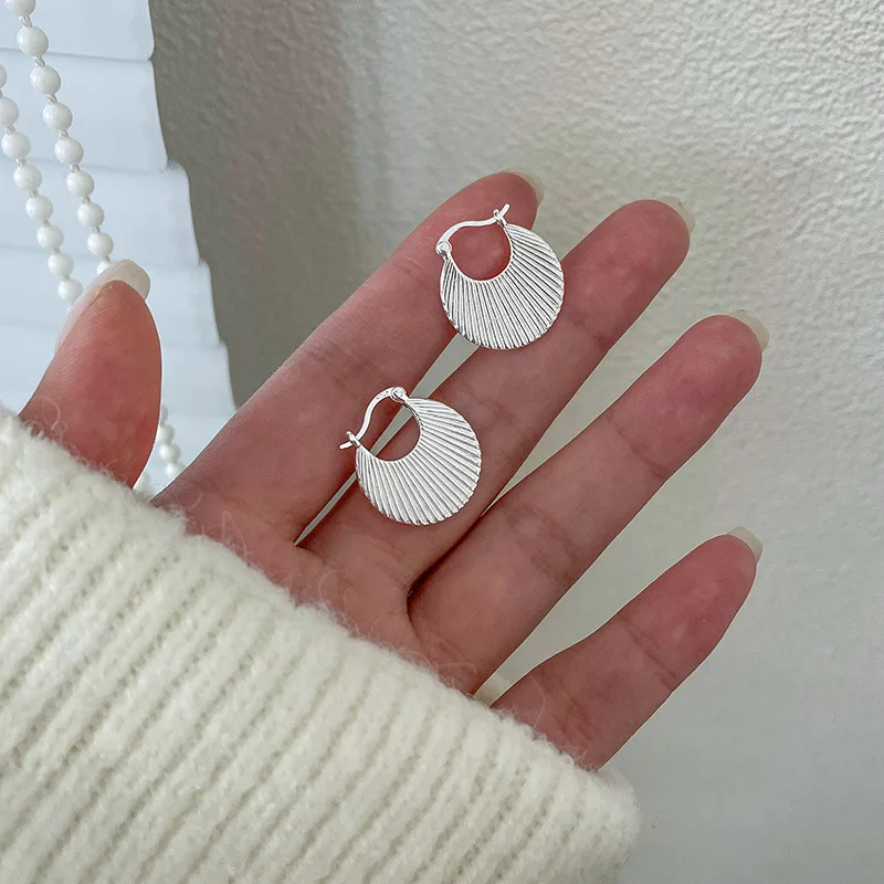

Новые круглые женские серьги-кольца из нержавеющей стали с геометрическим узором, темпераментные корейские роскошные ювелирные аксессуары, трендовые ювелирные изделия 2025 года