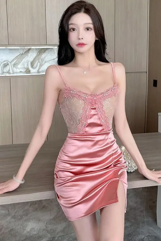 セクシーなサスペンダー サテン ドレスを着て、プリーツとスリットで体型を誇示するホットな女の子