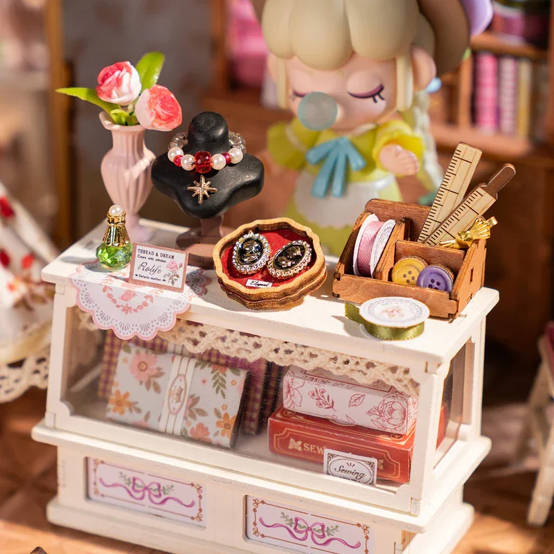 ชุดบ้านจิ๊กซอว์ไม้ Robotime Rolife รุ่นเอลซ่า ชุดตัดเย็บเสื้อผ้า พร้อมไฟ LED ของขวัญงานฝีมือทำเองสำหรับผู้ใหญ่