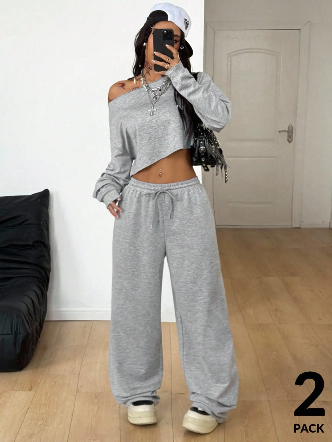 Conjunto de Top Cropped Cinza com Ombros à Mostra e Calças Largas, Moda Casual de Rua