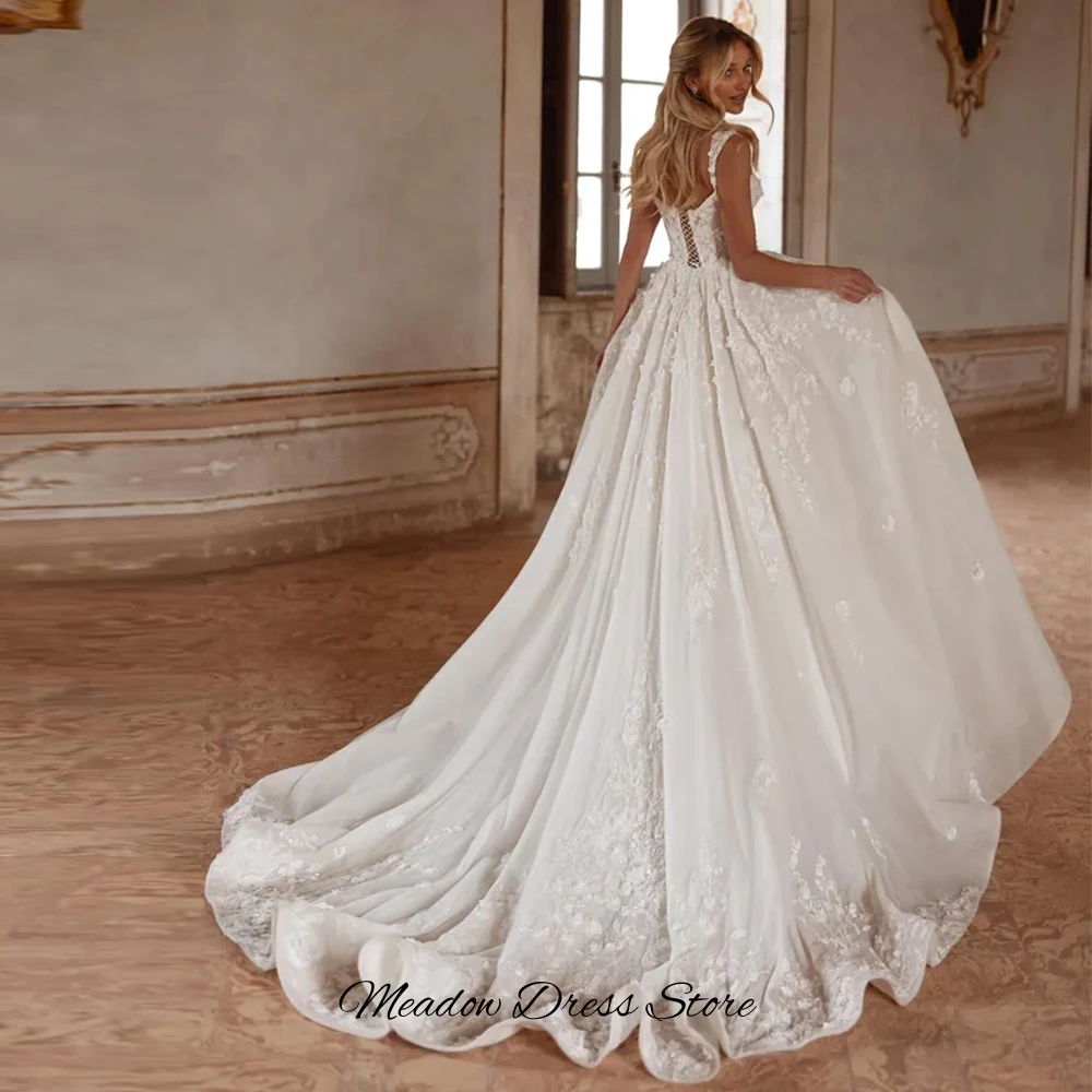 ชุดแต่งงานทรงเอไลน์ผ้าออร์แกนซ่า ดีไซน์หวานแบบไม่มีแขน คอวี แต่งดอกไม้ทำมือ สามารถสั่งตัดได้