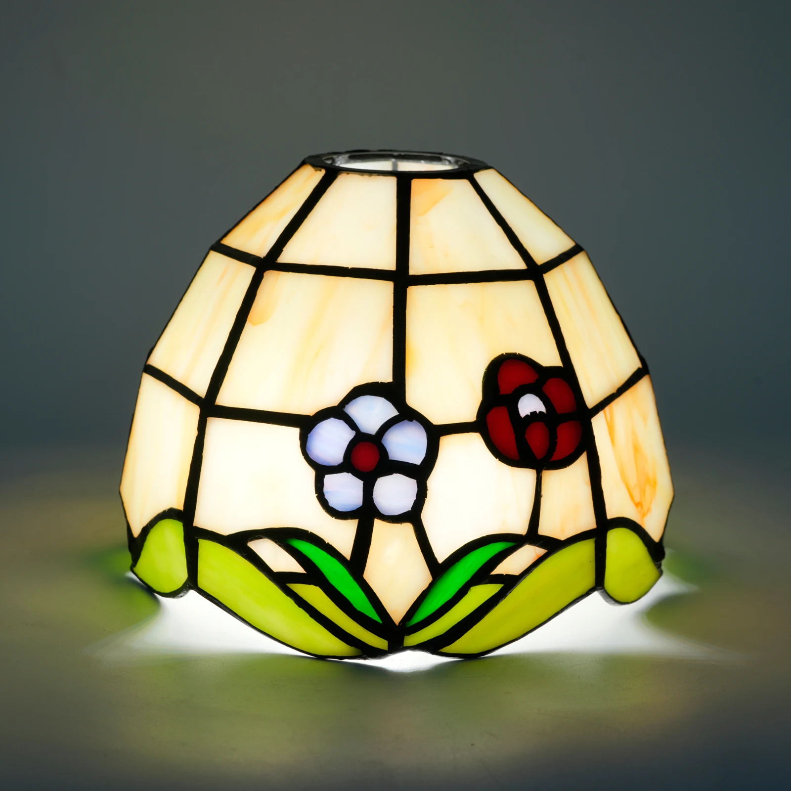 

Абажур из художественного стекла ручной работы с цветочным узором: коричневые полосы, синие и розовые лепестки, витражный абажур