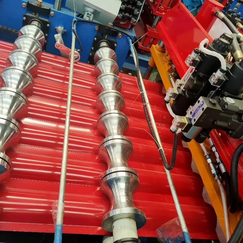 เครื่องทําแผ่นหลังคามืออาชีพ เครื่องจักรวัสดุก่อสร้าง เครื่องขึ้นรูปม้วนผลิตขายร้อนบราซิลชิลี