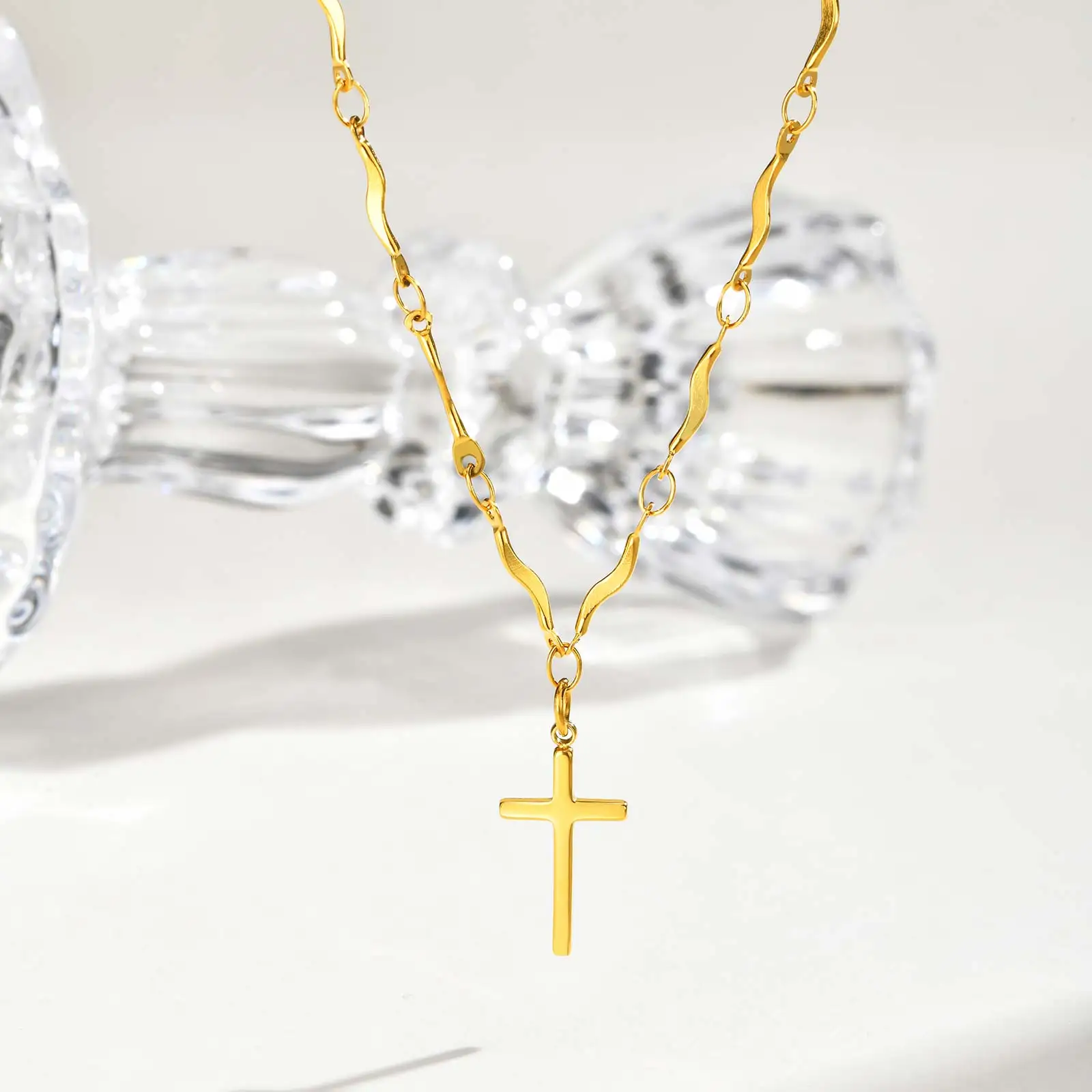 Minimalistische Halskette mit Kreuzanhänger aus Edelstahl, lichtecht vergoldete Wellenkette, Charm-Halskette, exquisiter Schmuck für Frauen – Detail 5