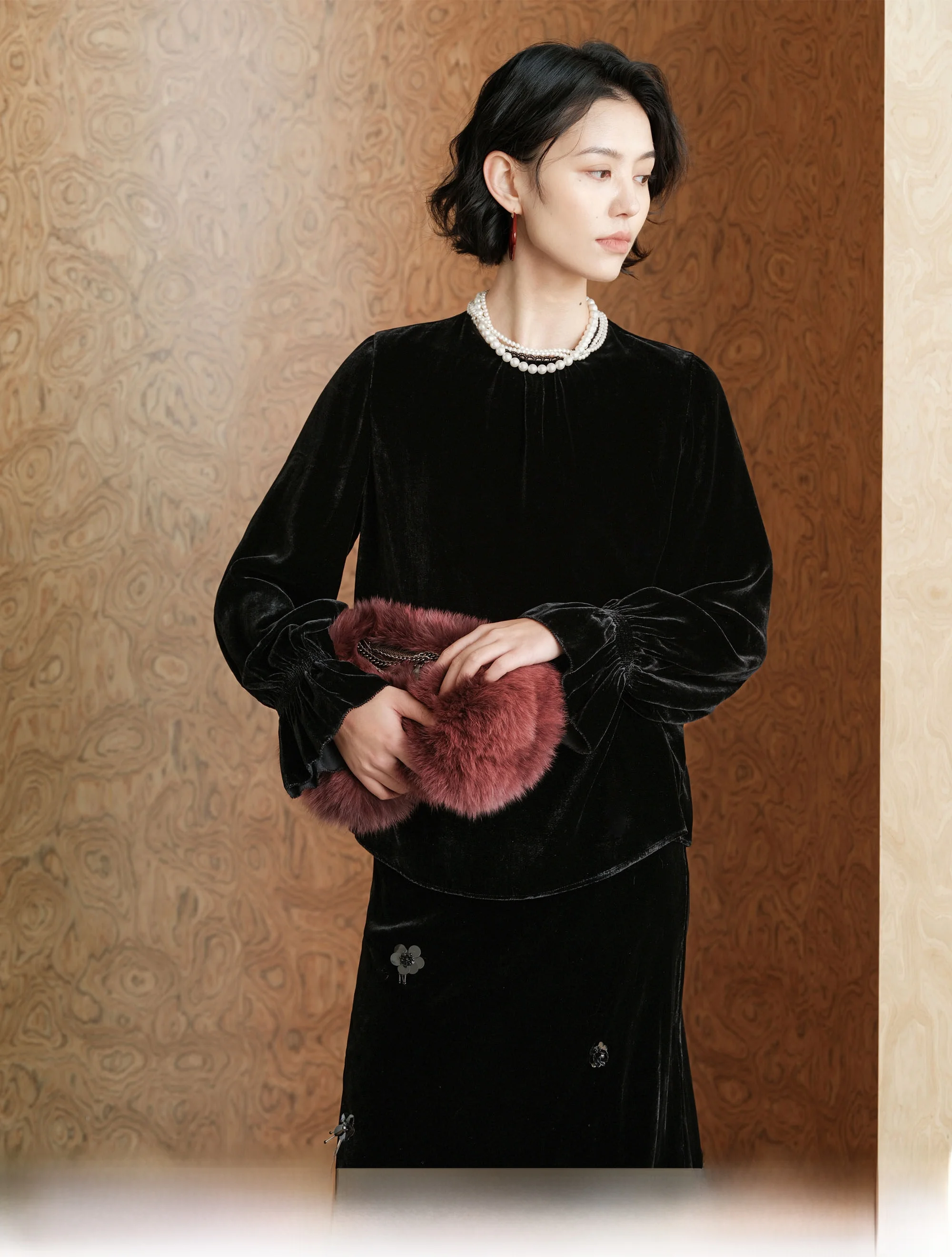 

Ele Silk Velvet Lace Top And Skirt Set by Chimei Rihua Long Sve round Ne French Sle Winter Collection for Women