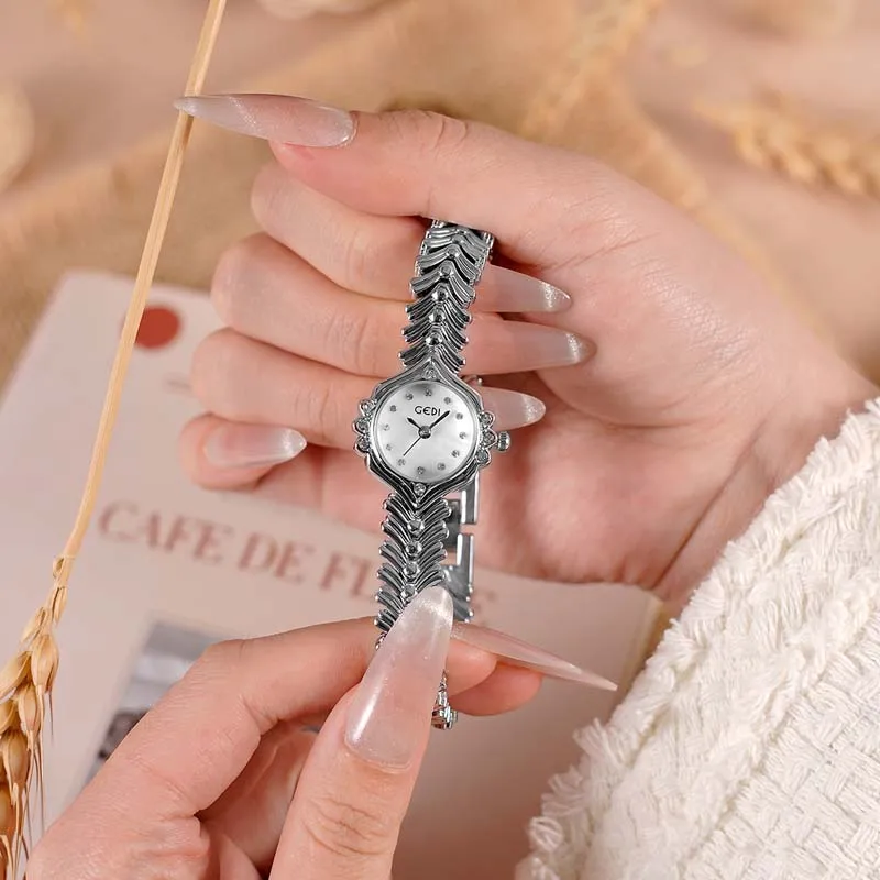 ساعة نسائية مرصعة بالألماس، ساعة يد عصرية من Mother-of-Pearl، سوار ذيل السمكة، ساعة كوارتز فاخرة فاخرة للسيدات