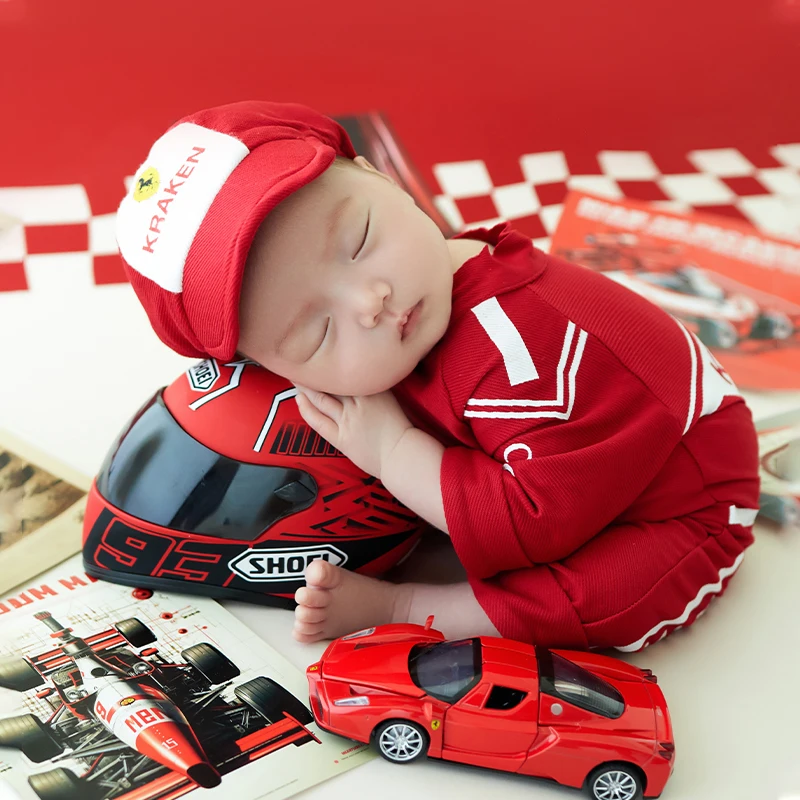 

Newborn Photography Outfit Race Car Theme Baby Racing Suit Sports Car Helmet Toys Cool Baby Shooting Accessories Memorial Photos