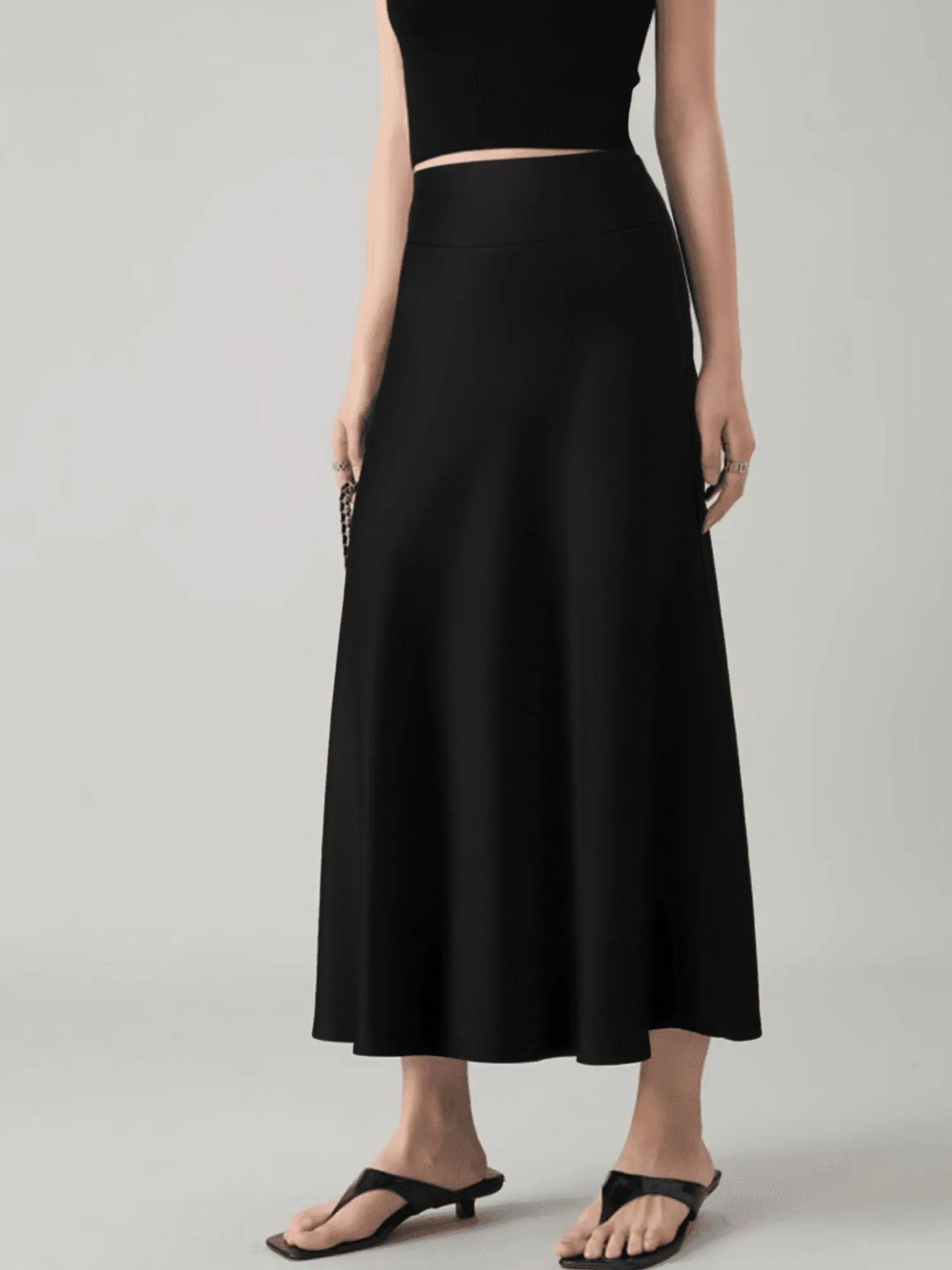 

Basic solid color mermaid skirt, made of elastic fabric that fits the body, knee-length to show off long legs, simple and versat