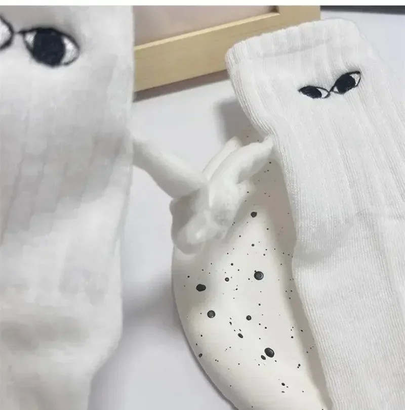 Fashion Funny Creative Magnetic Attraction Hands Black White Cartoon Eyes Couples Socks 1 Pair Celebrity Couple Socks