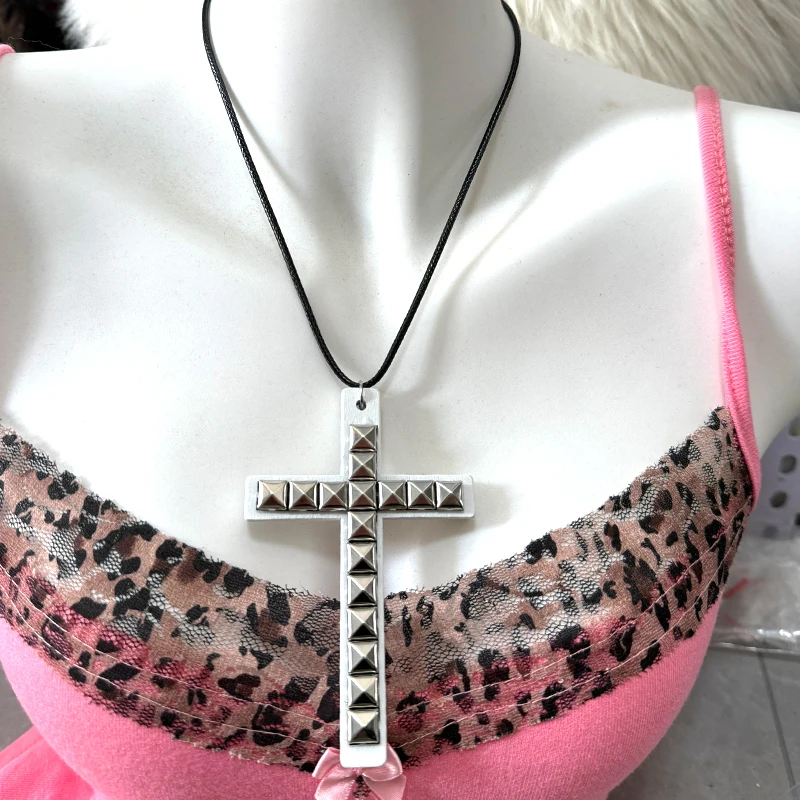 Y2K Schmuck Holzkreuz-Nieten-Anhänger Halsketten für Frauen Coole Goth Hip-Hop Grunge Rock Ästhetik Halskette Accessoires Punk – Detail 6