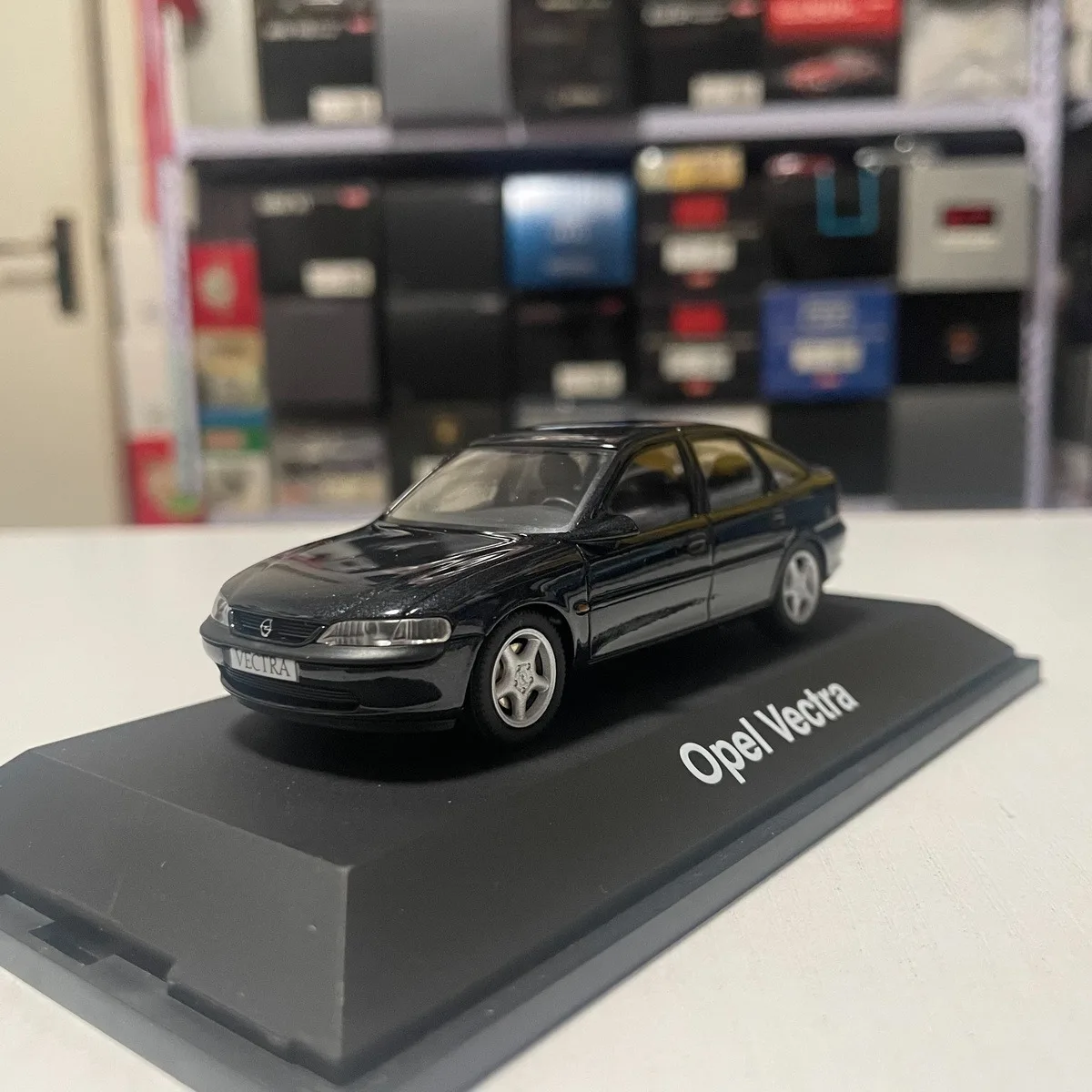 1:43 Scale OPEL Vectra Alloy Car Model Collection Ornaments