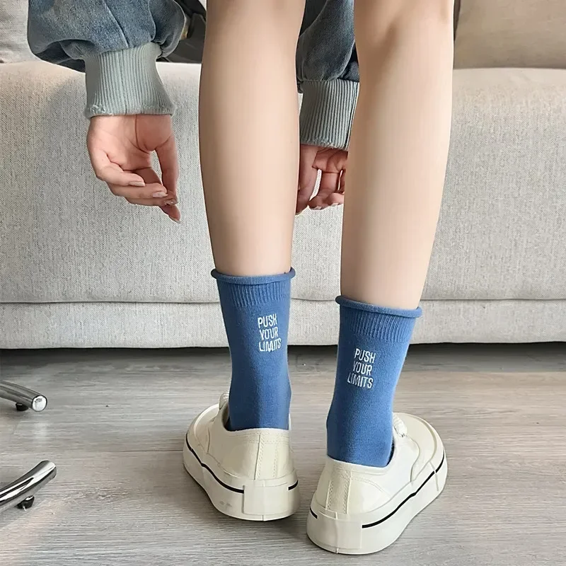 Damskie skarpetki z haftem w kształcie litery koreański styl Harajuku Streetwear skarpetki załogi damskie dorywczo jednokolorowe dziewczęce bawełniane luźne długie skarpetki — zdjęcie 7