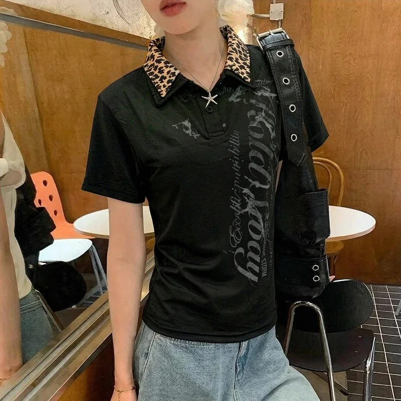 2026 Neues Sommer-Streetwear-Poloshirt mit Leopardenmuster-Kragen und Buchstabendruck, Kurzarm, Punk-Street-Trend-Top, Ins Damenkleidung